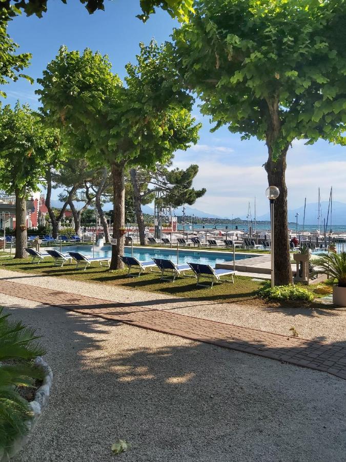 Villaggio Turistico Dei Tigli Паденге-суль-Гарда Экстерьер фото