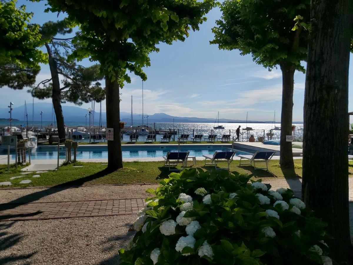 Villaggio Turistico Dei Tigli Паденге-суль-Гарда Экстерьер фото