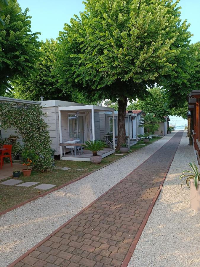 Villaggio Turistico Dei Tigli Паденге-суль-Гарда Экстерьер фото