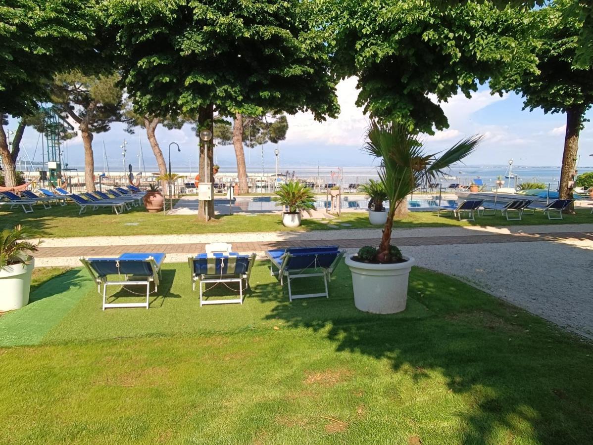 Villaggio Turistico Dei Tigli Паденге-суль-Гарда Экстерьер фото