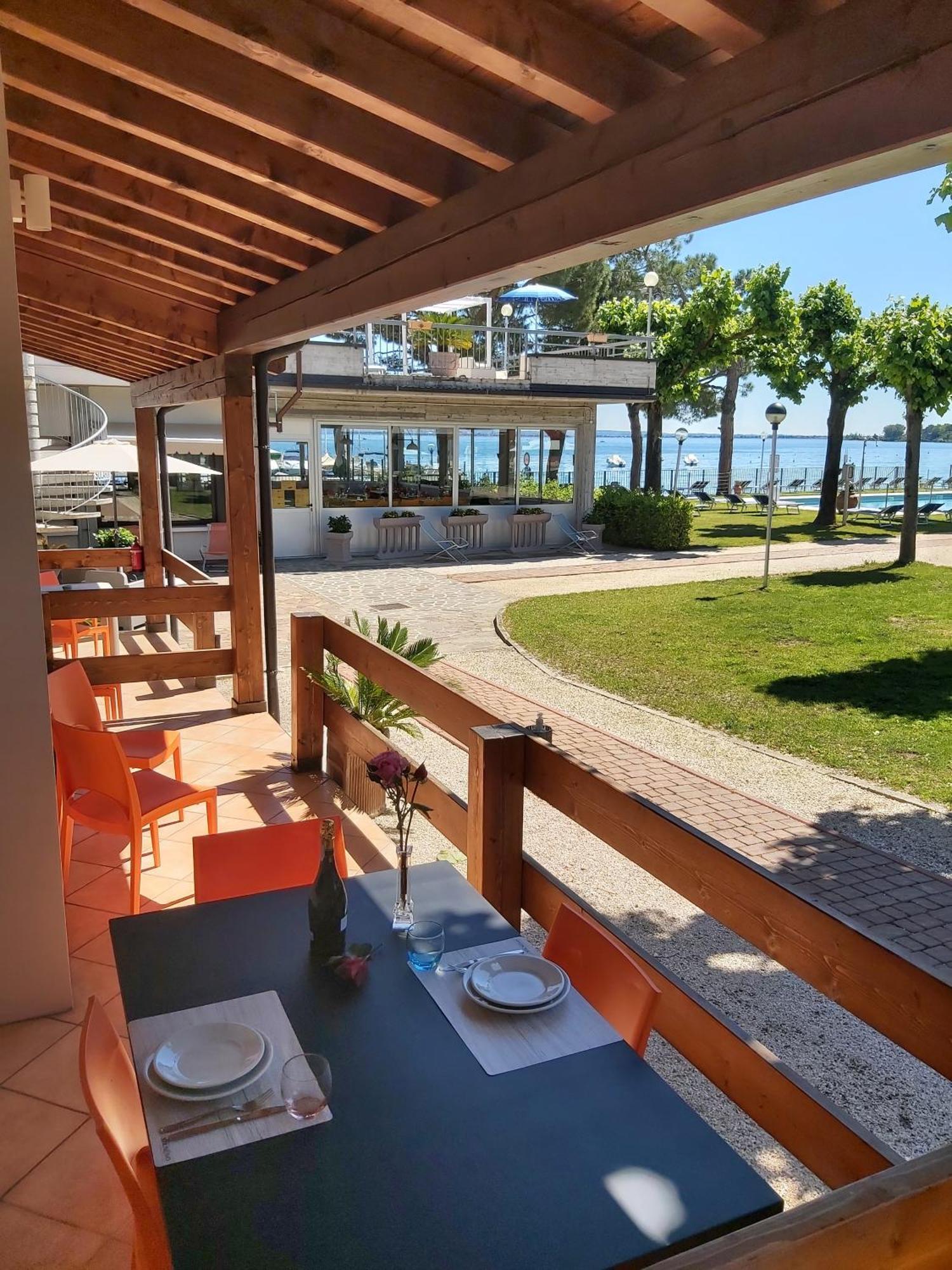 Villaggio Turistico Dei Tigli Паденге-суль-Гарда Номер фото