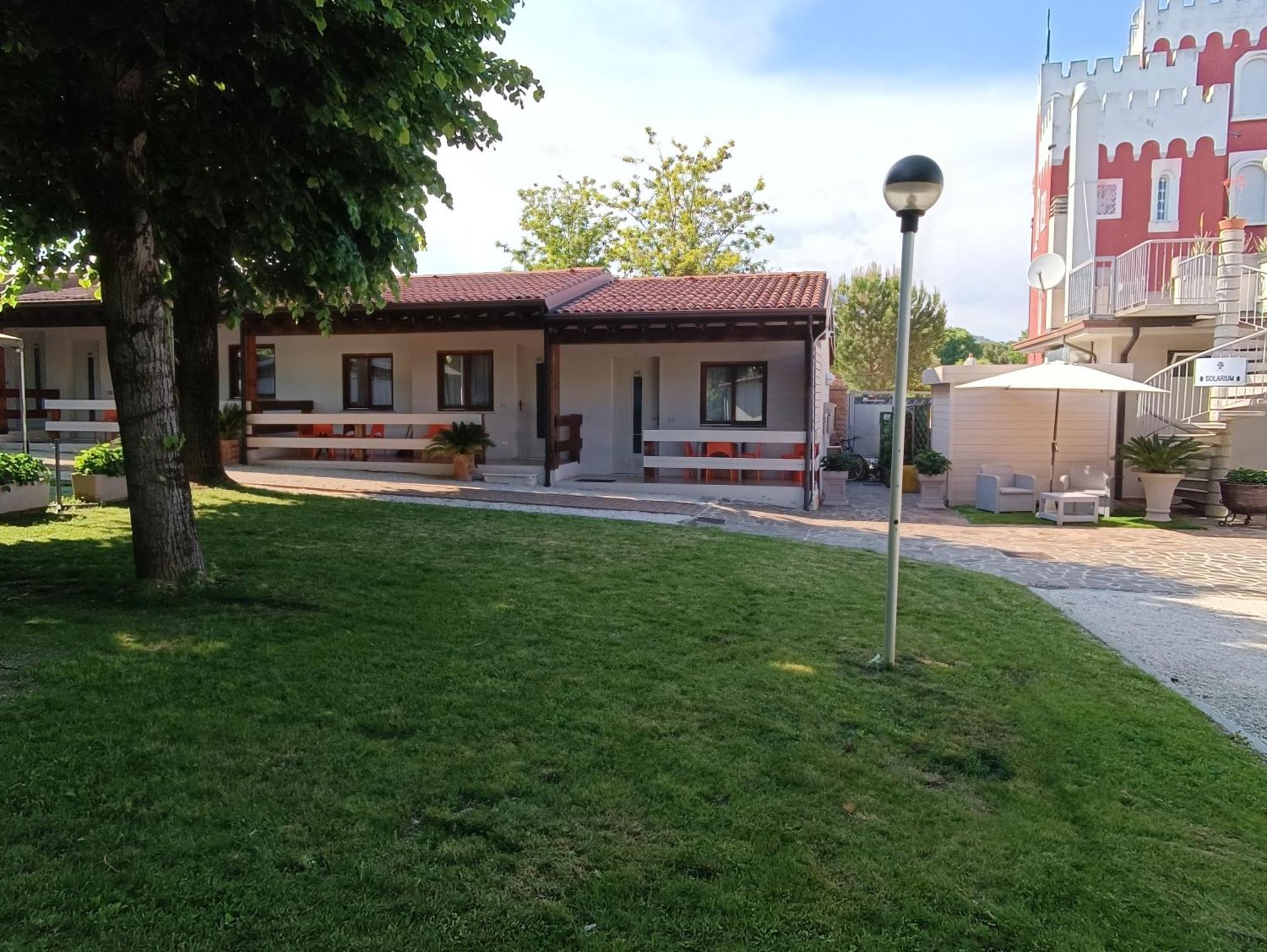 Villaggio Turistico Dei Tigli Паденге-суль-Гарда Номер фото