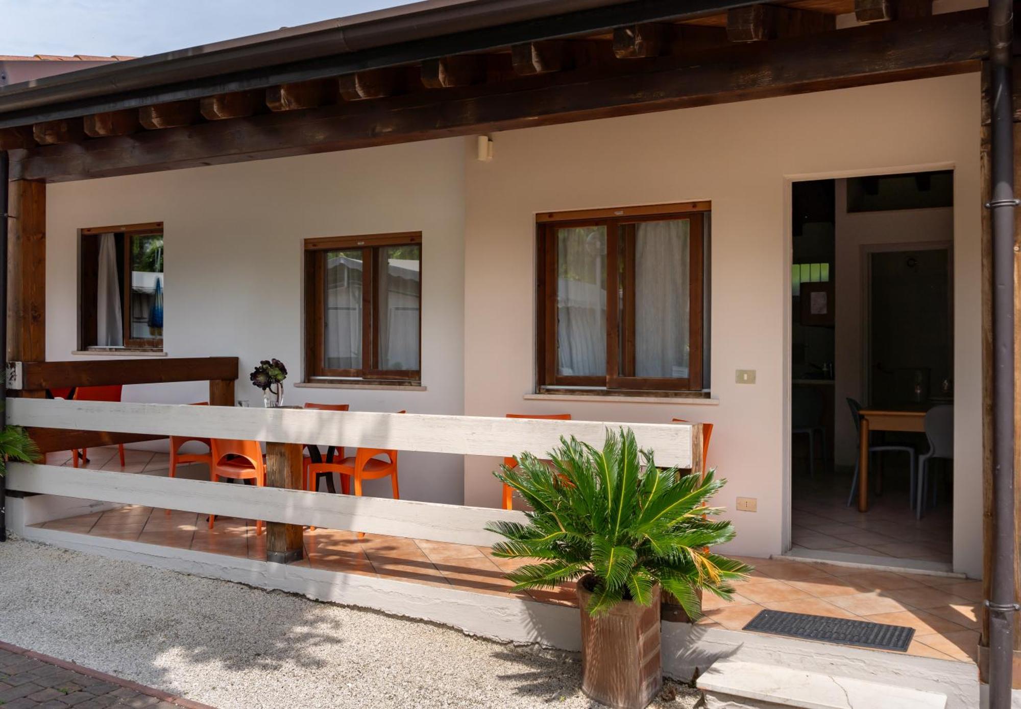 Villaggio Turistico Dei Tigli Паденге-суль-Гарда Экстерьер фото