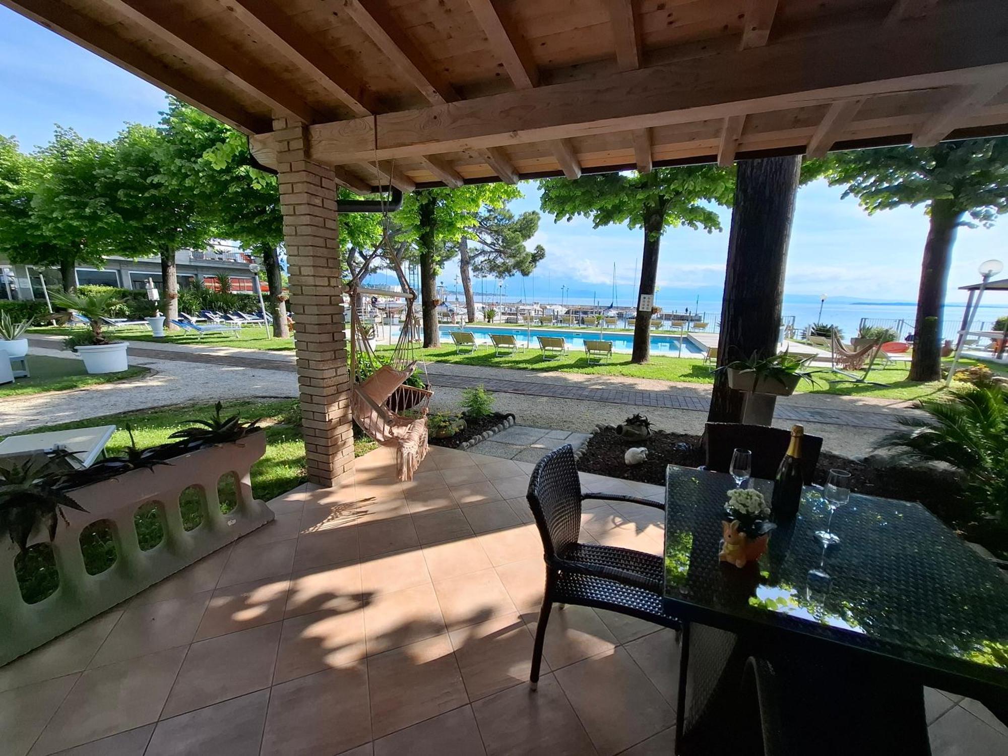 Villaggio Turistico Dei Tigli Паденге-суль-Гарда Номер фото