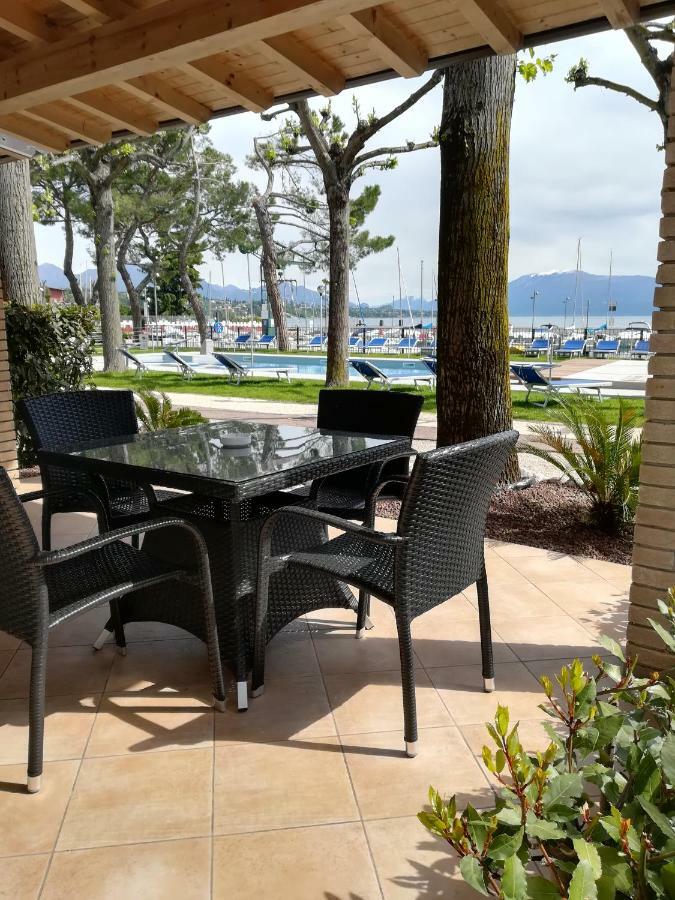 Villaggio Turistico Dei Tigli Паденге-суль-Гарда Экстерьер фото