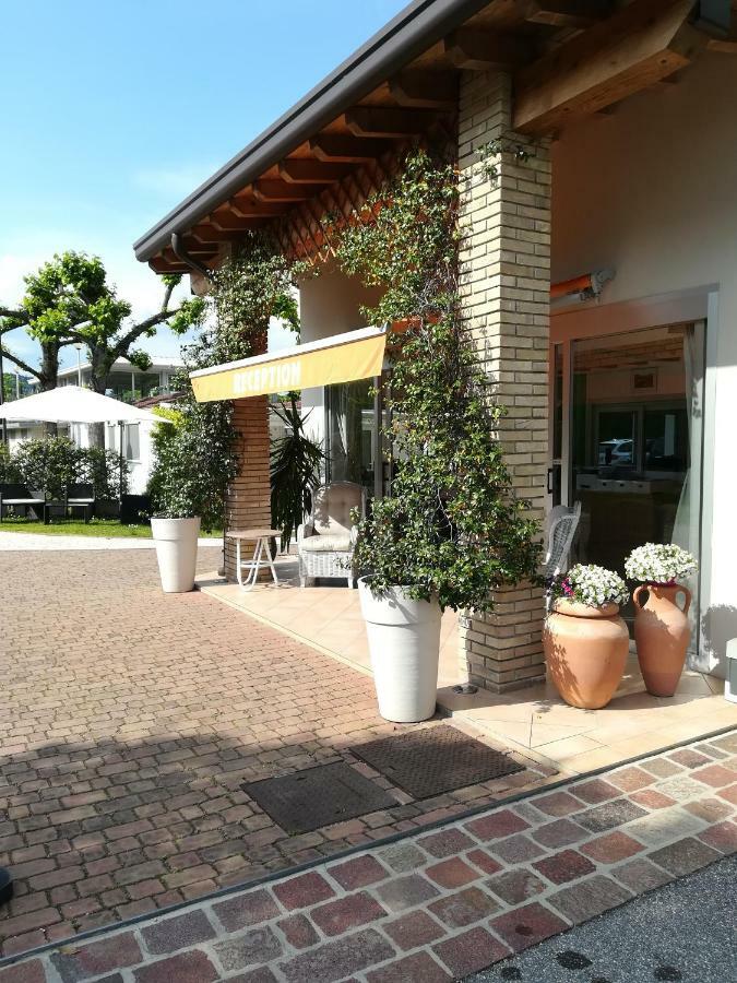Villaggio Turistico Dei Tigli Паденге-суль-Гарда Экстерьер фото