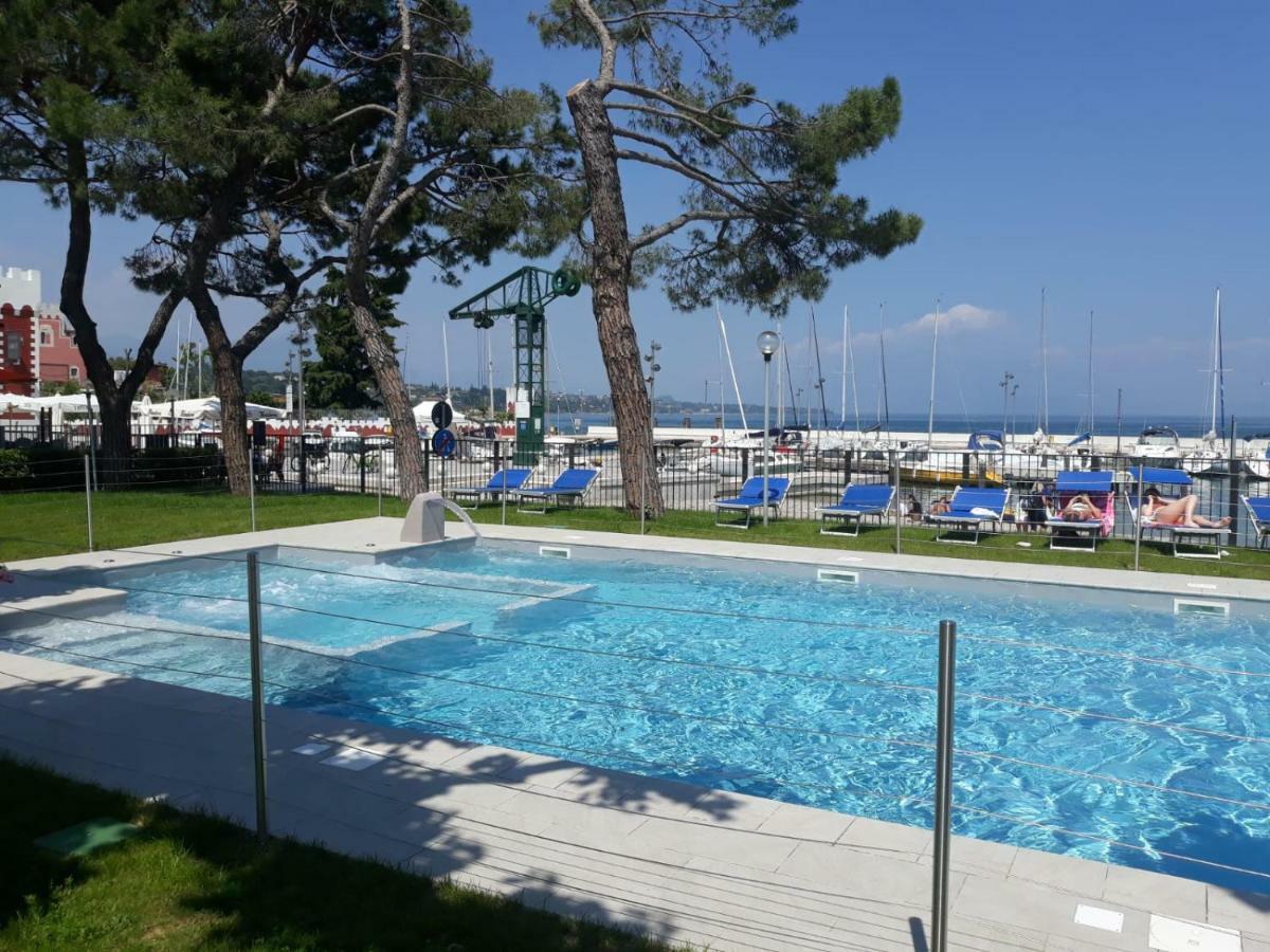 Villaggio Turistico Dei Tigli Паденге-суль-Гарда Экстерьер фото